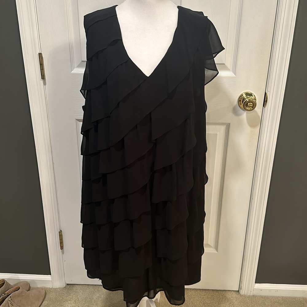 Adrianna Papell Black Ruffle Shift V-neck Dress